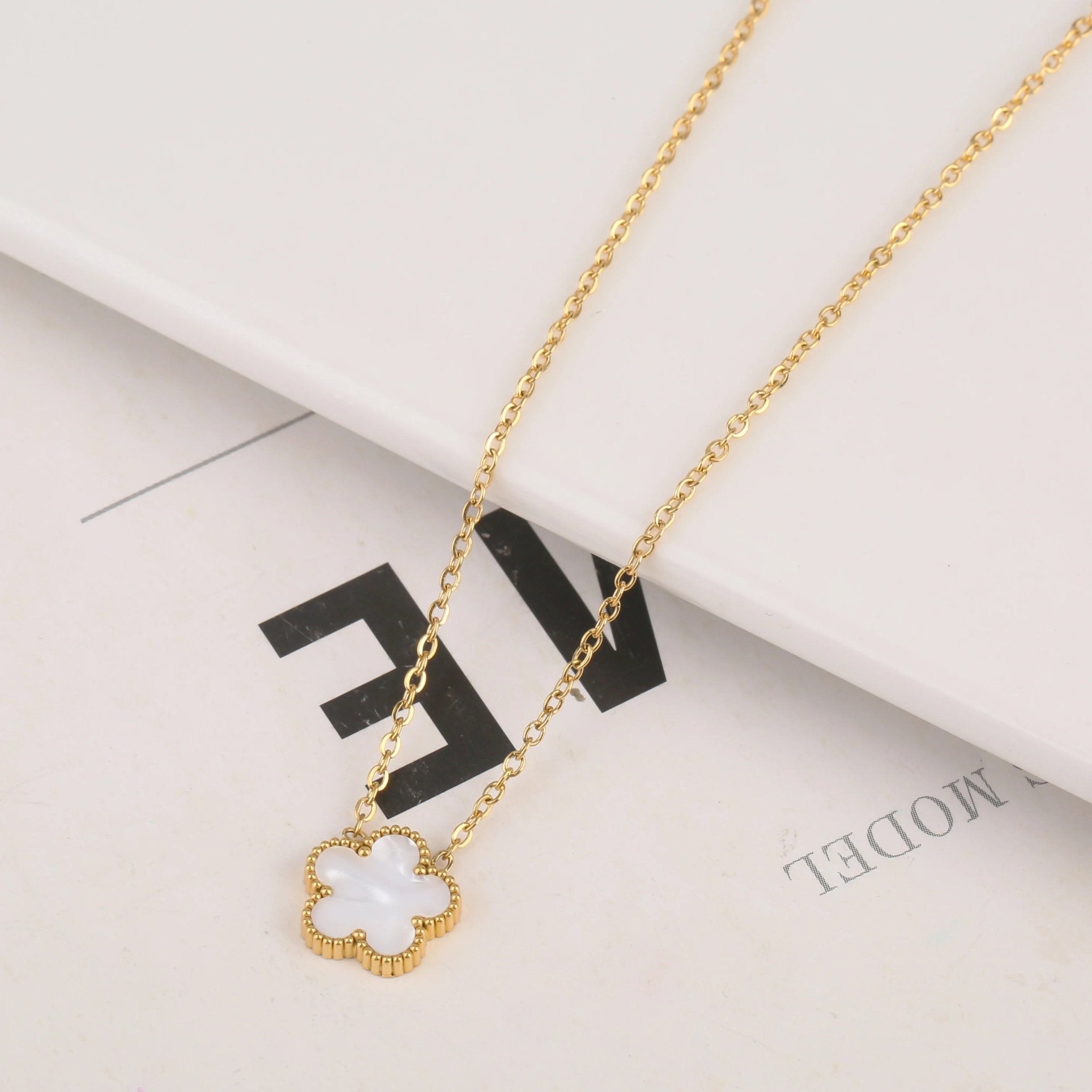 CLOVER | White necklace